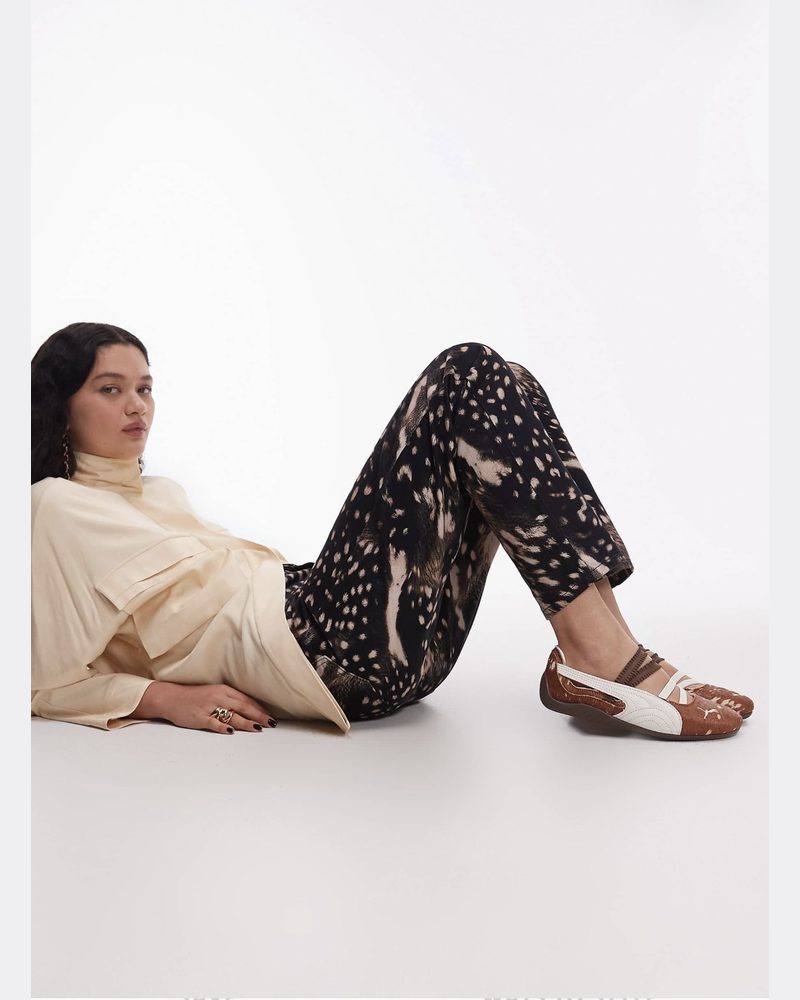 Leopar desenli pantolon ve düz sandaletle poz veren model